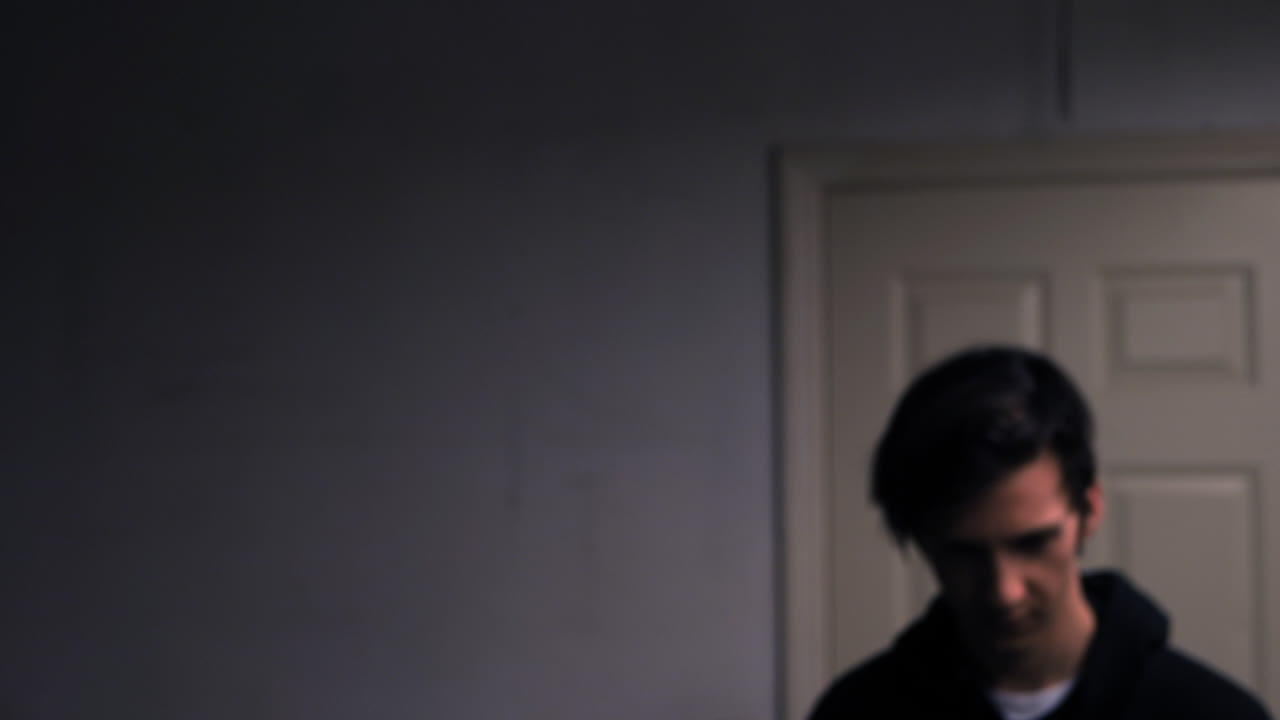 살인 피해자를 공격하기 전에 무서운 칼 무기를 들고 무서운 슬래셔 킬러