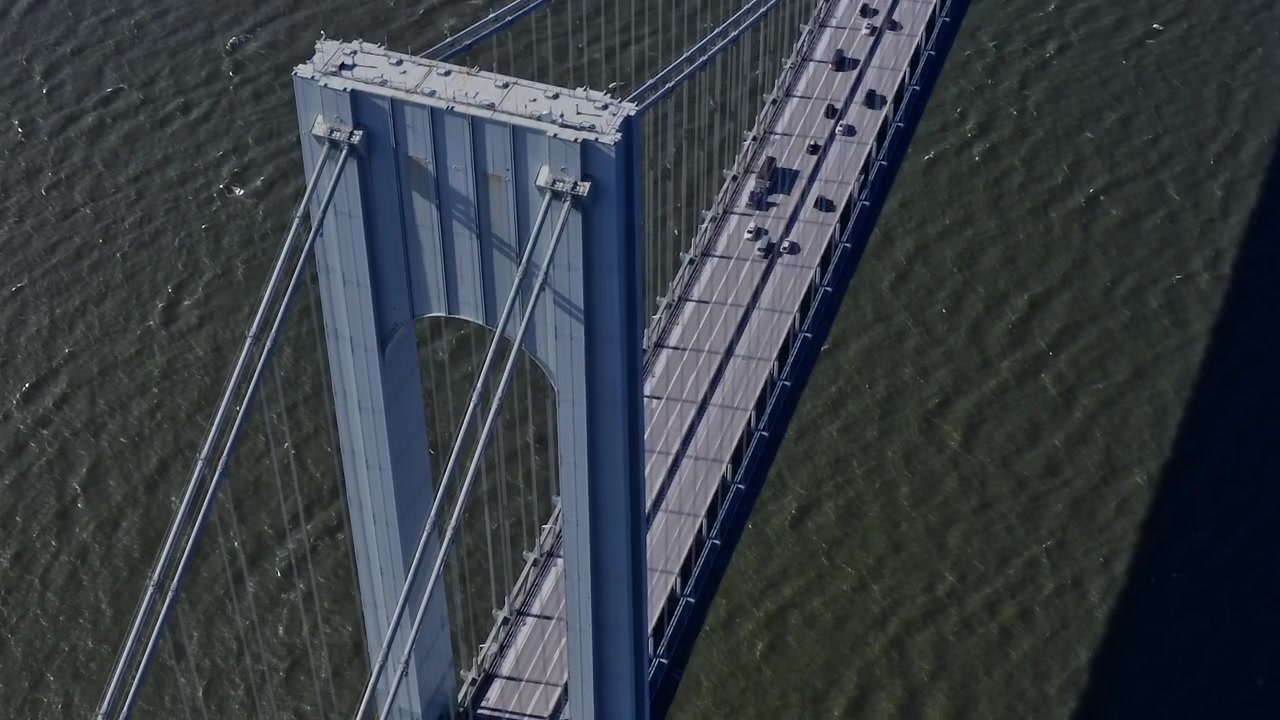 Vista del Puente Verrazzano sobre el agua con coches circulando en Nueva York