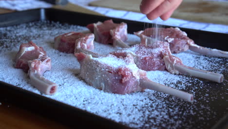 carne de envejecimiento en seco, chef que prepara chuletas de cordero para el envejecimiento en seco, proceso de salazón