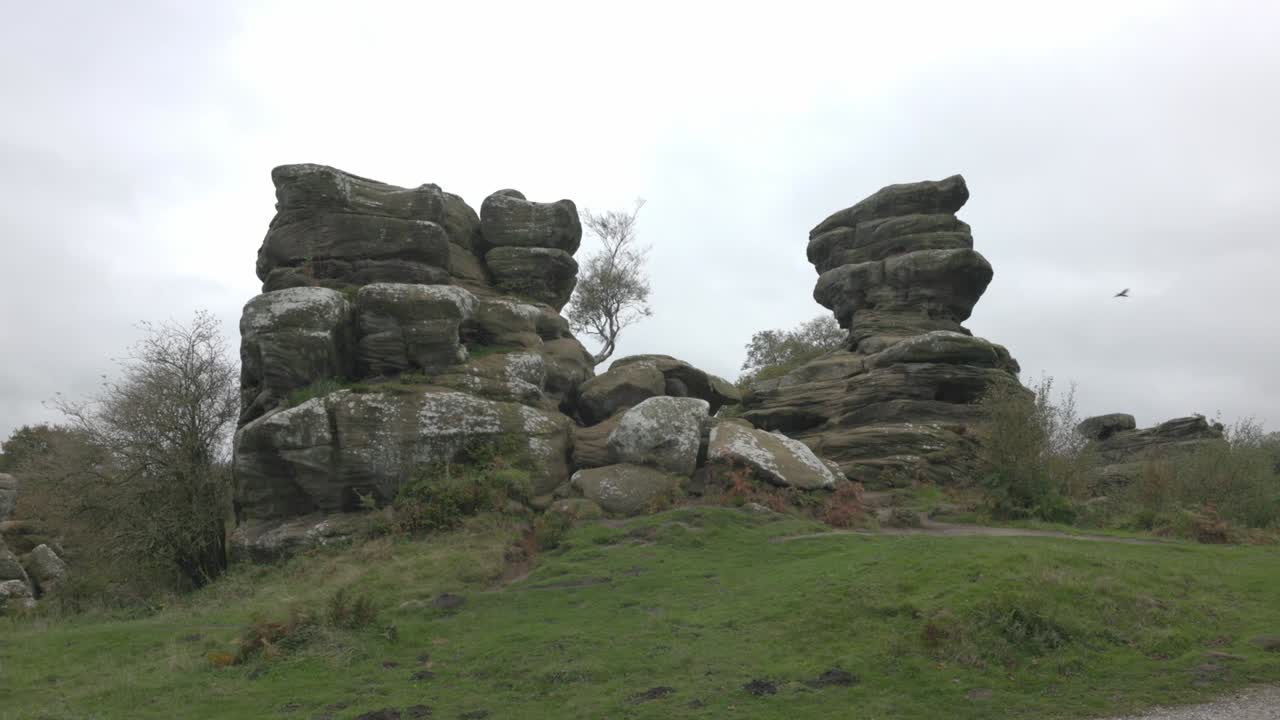 Lille samling klippestakke i forskellige størrelser ved Brimham Rocks.