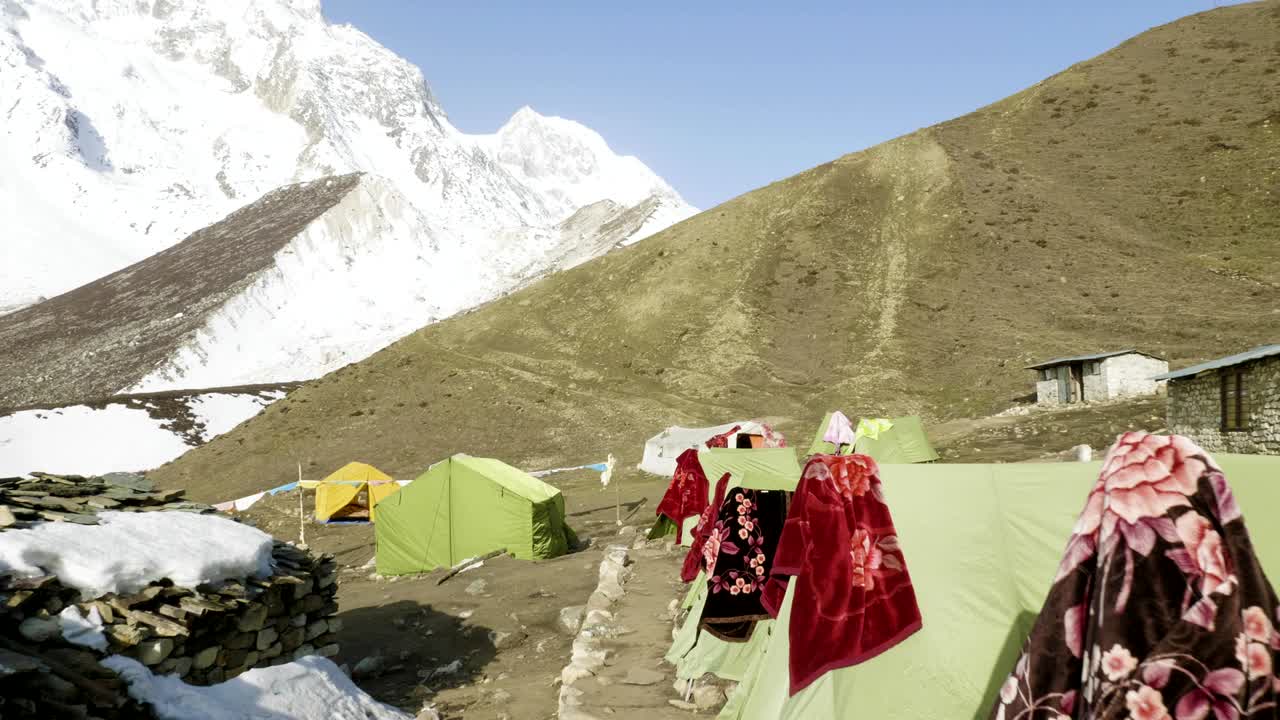 el campamento de tiendas de campaña de darmasala en el paso de larke, a 4500 m de altitud. camino de circuito de manaslu.