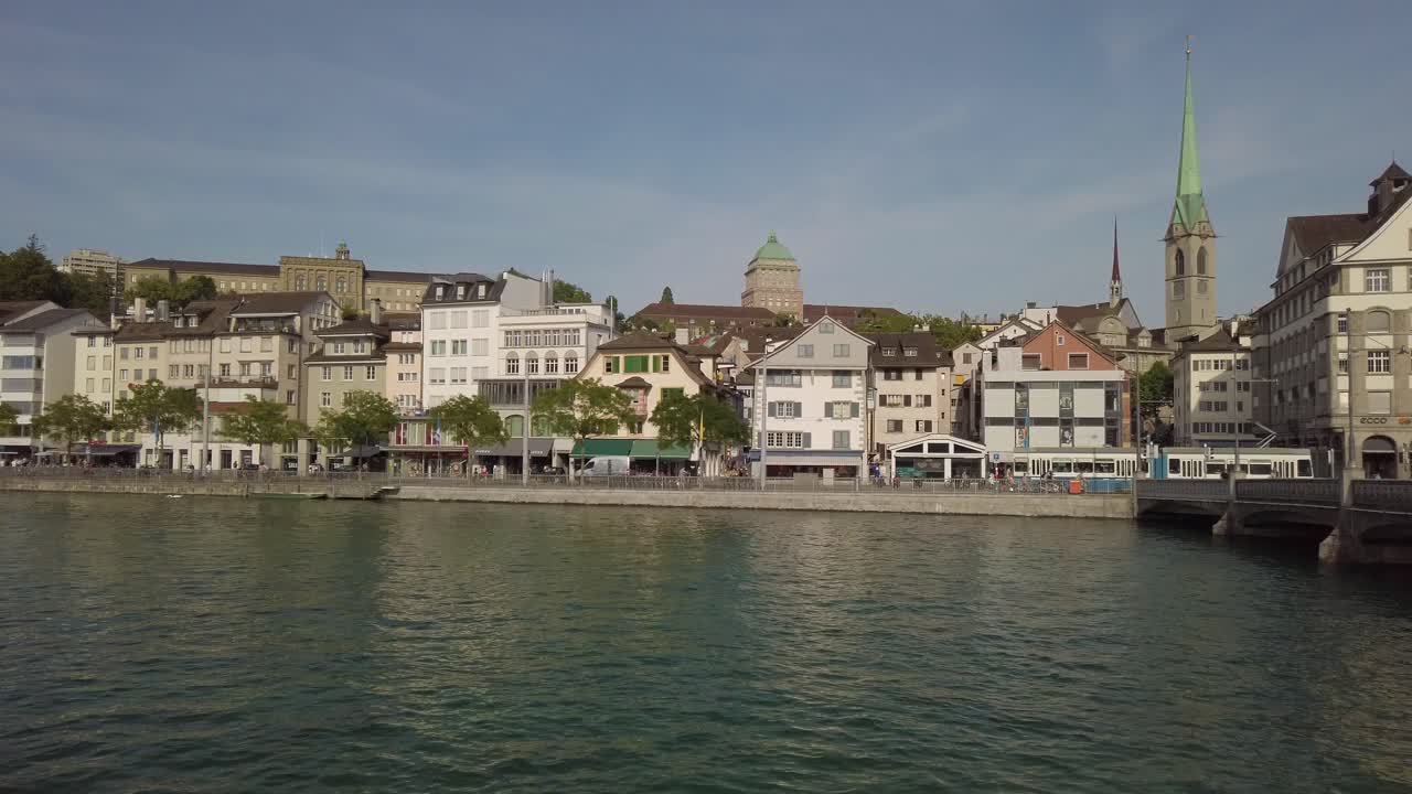 caminando por el centro de la ciudad vieja de zurich suiza filmando el lago y la hermosa iglesia en segundo plano