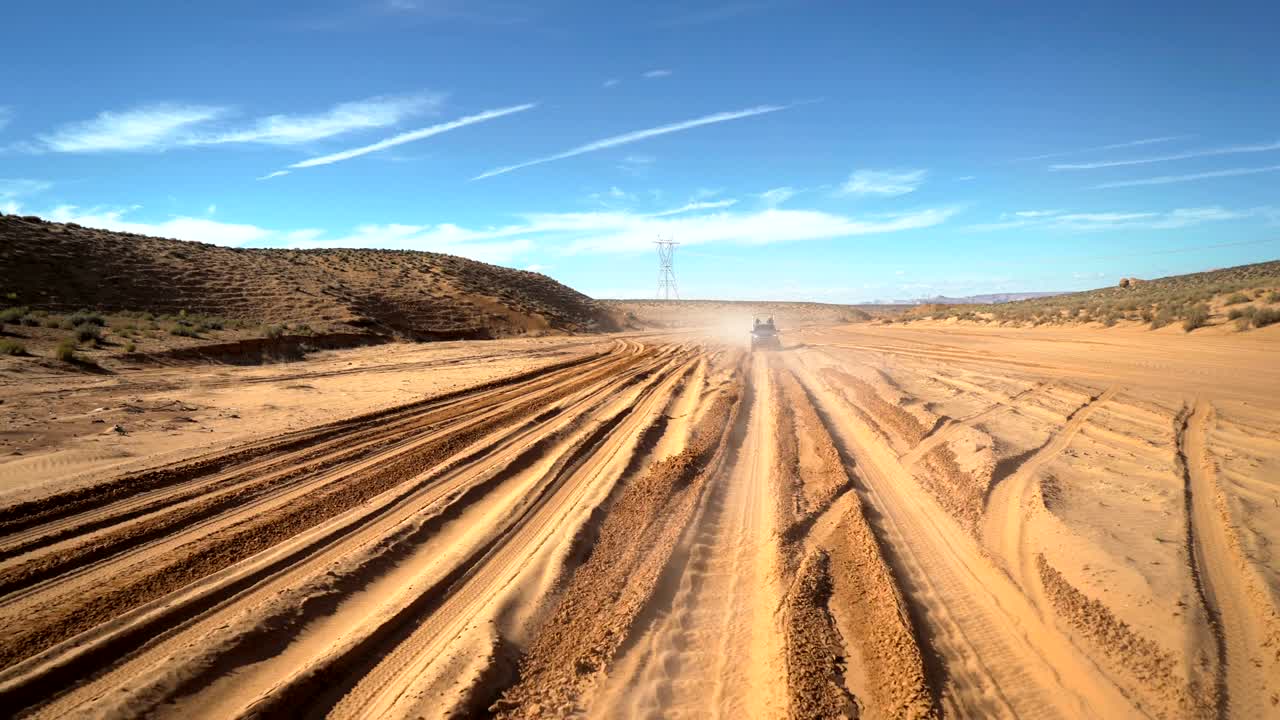 4x4 트럭에서 안정화된. 안로프 캐니언으로 가는 길.