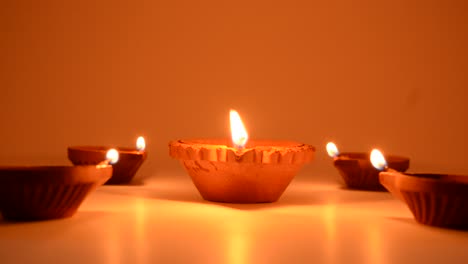 diyas de terracota de diwali sobre fondo oscuro que se utilizan para iluminar la casa durante los tiempos de diwali