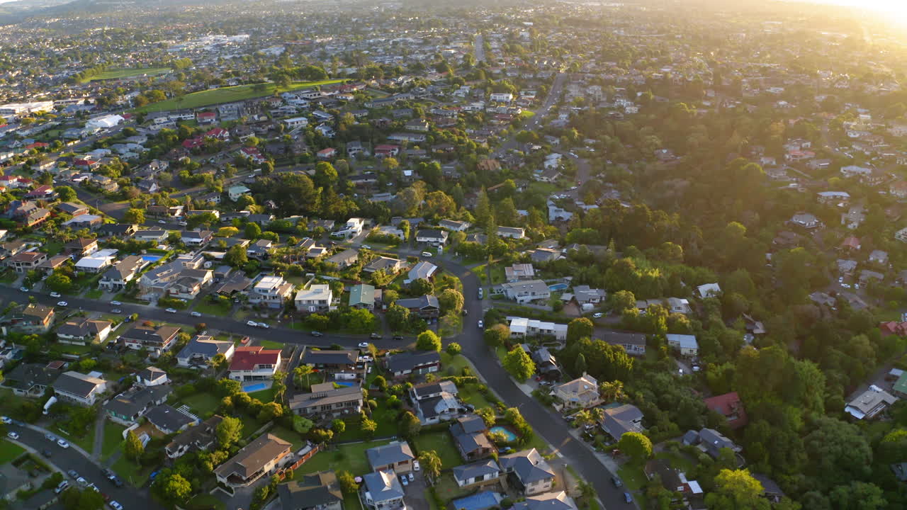 Vista aerea di un'area residenziale al tramonto