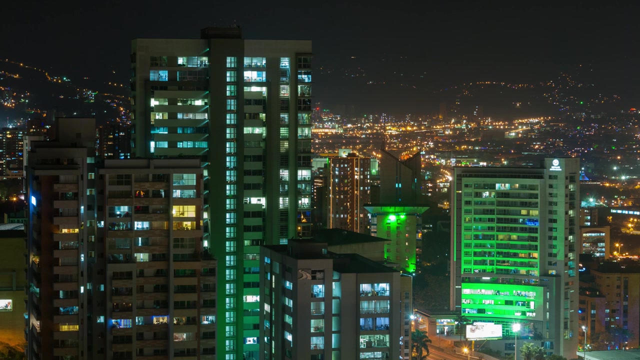 Timelapse do pôr do sol em Medellín — Colômbia. Edifícios do bairro Poblado, paisagem urbana, com vista para o sul do vale