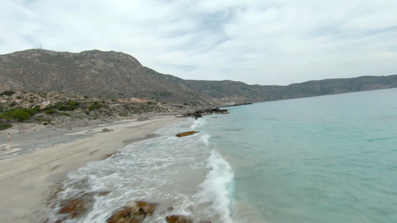 fpv sobre la playa de kedrodasos cerca de la playa de elafonissi en la isla de creta con agua azul clara, grecia, europa