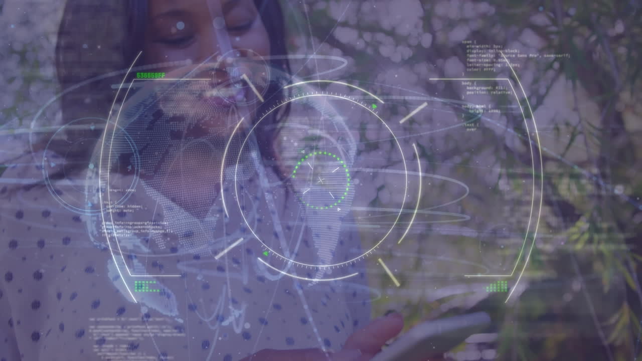 animación de círculos digitales con datos que se mueven sobre una joven feliz enviando mensajes de texto a través de un teléfono inteligente en el parque