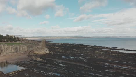 Vista-Aérea-De-Drones-Del-Castillo-De-St-Andrews-En-Escocia,-Reino-Unido