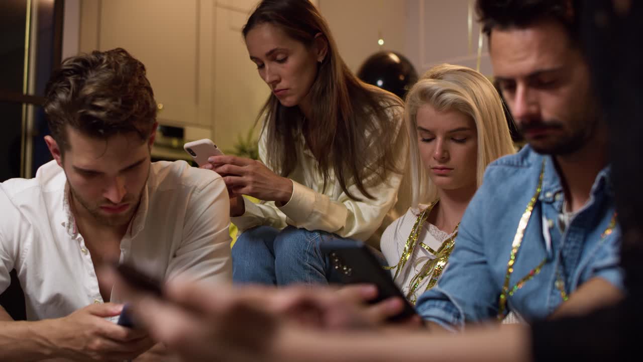 새해 를 축하 하는 파티 에서 지루 한 친구 들