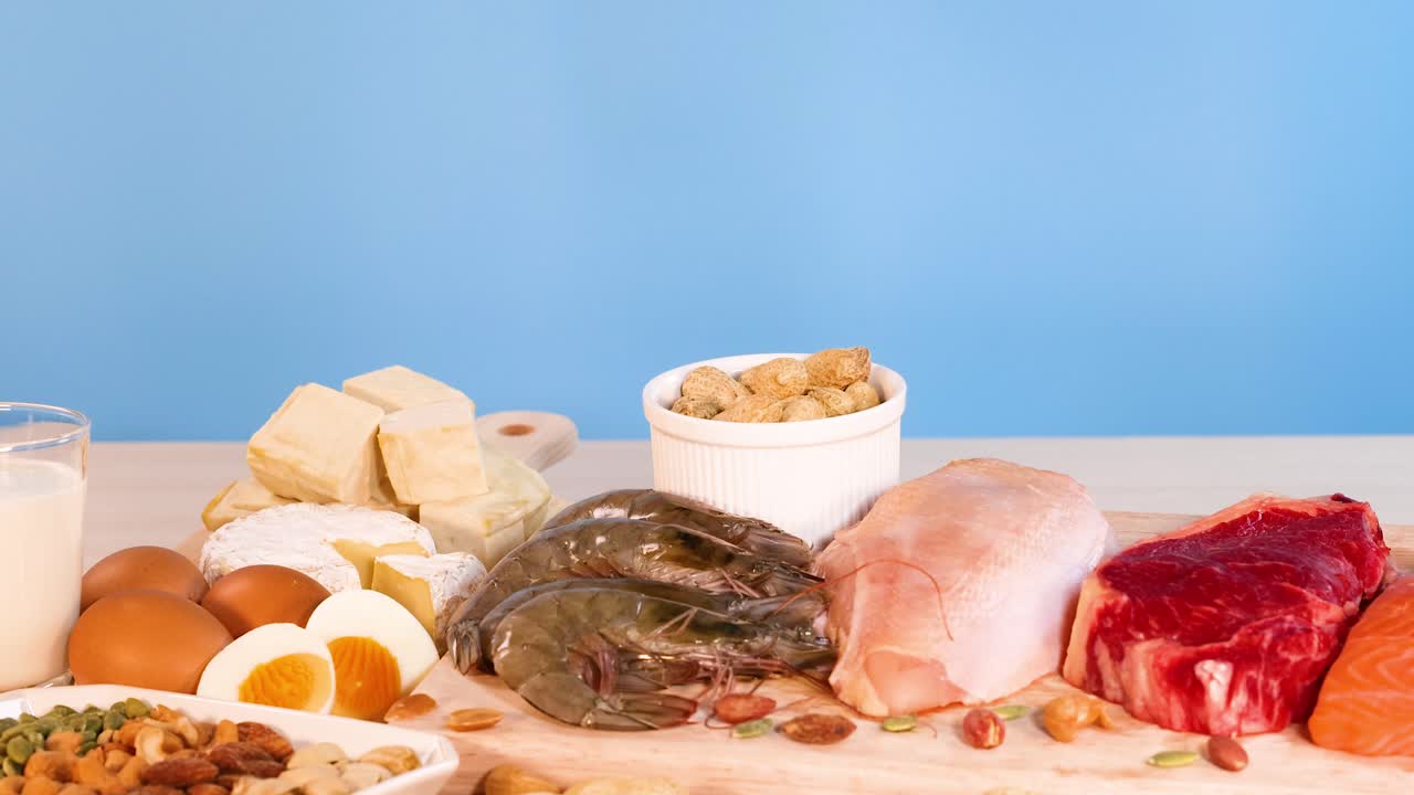 다양한 단백질이 풍부한 음식이 테이블에 전시되어 있습니다.