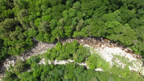 lento giro de ojo de pájaro sobre el río y las montañas verdes en vermont, ee.uu.