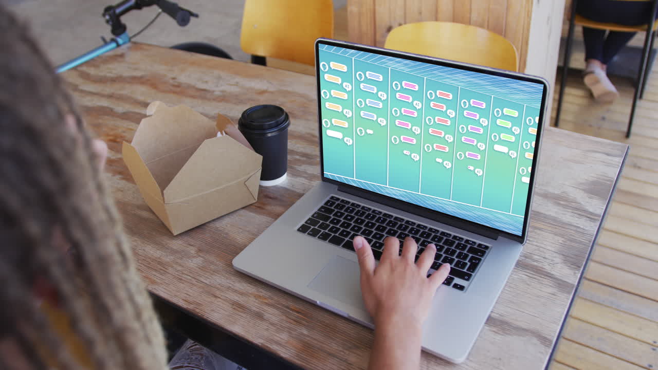 composición de un hombre biracial usando una computadora portátil con un chat en la pantalla