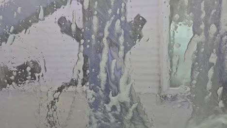 vista estática del agua que corre por el parabrisas durante el lavado de automóviles