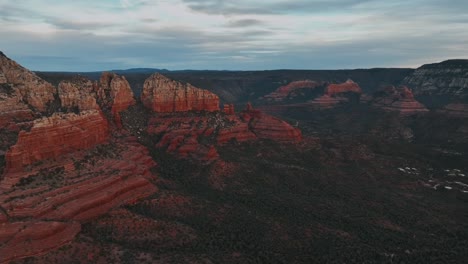 Pintorescas-Formaciones-Rocosas-Naturales-En-Sedona,-Arizona---Toma-Aérea-De-Drones