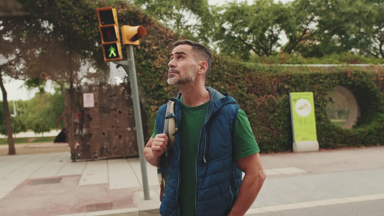 Uomo con zaino che cammina nel parco