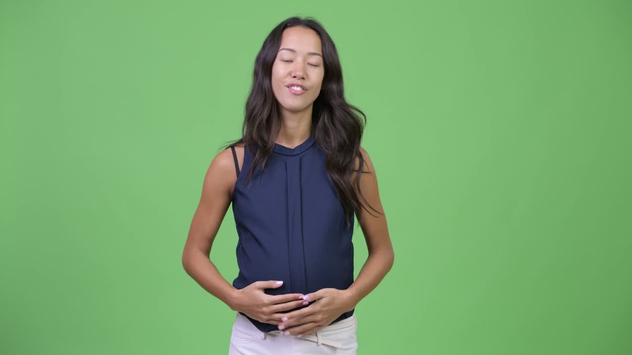 행복한 젊은 임신한 다민족 사업가 여성이 인터뷰를 받고 있습니다.