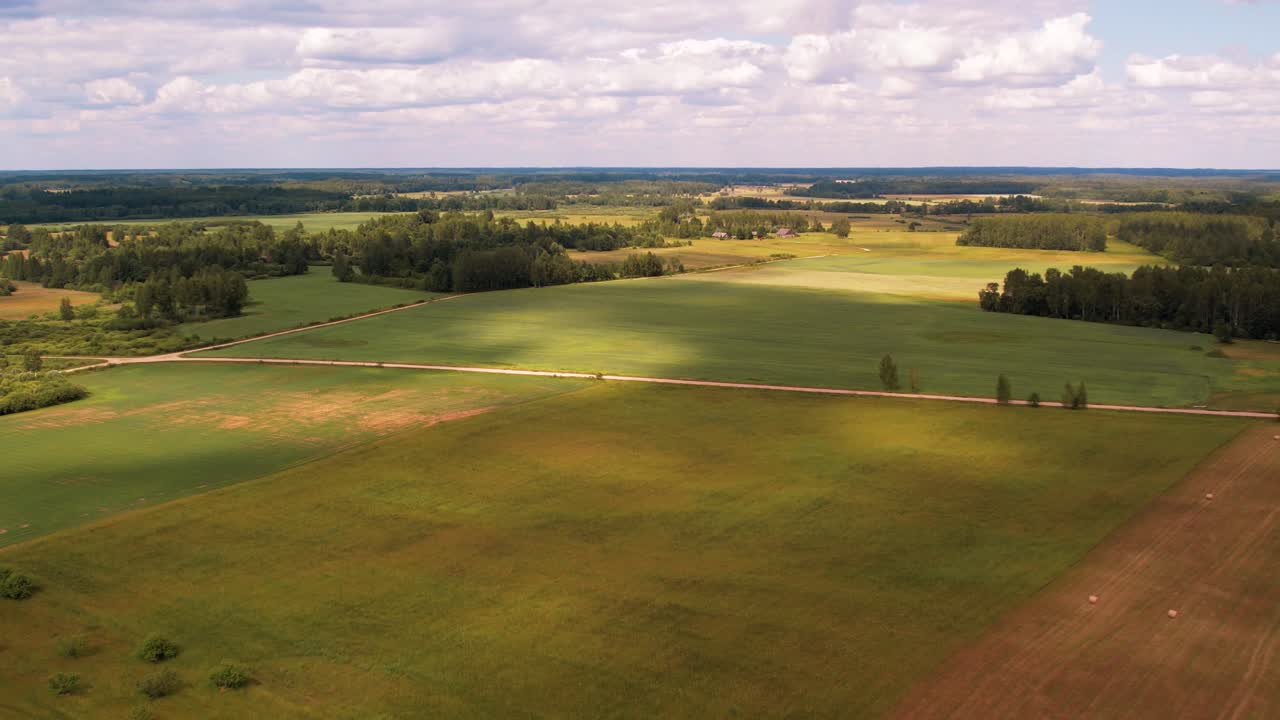 prados agrícolas con diversos cultivos de cereales