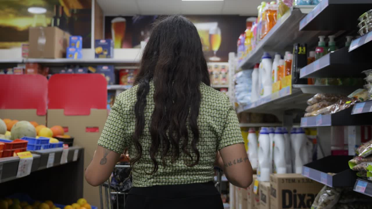 una mujer compra en el supermercado local