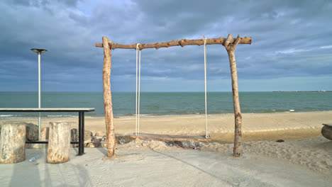 Columpio-De-Madera-En-La-Playa-Con-Fondo-De-Playa-De-Mar