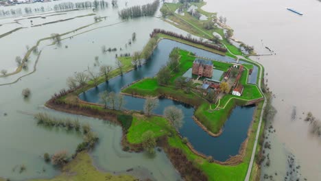 Vista-Aérea-En-órbita-De-Las-Inundaciones-Alrededor-Del-Castillo-Lovestein-En-Las-Afueras-De-Rotterdam-Mientras-Fuertes-Tormentas-Azotan-El-área-Y-Hacen-Que-El-Río-Waal-Se-Desborde-De-Sus-Orillas.