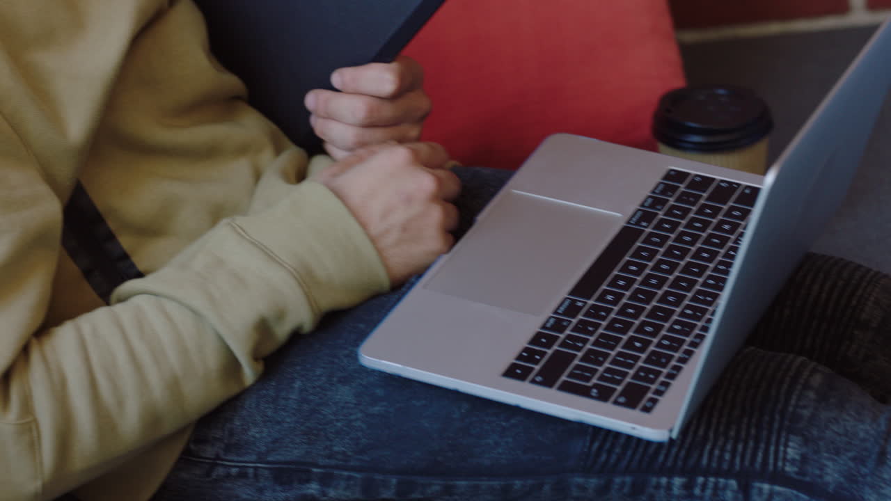 joven estudiante de negocios hombre usando una computadora portátil estudiando trabajando en un proyecto navegando en línea leyendo correos electrónicos disfrutando de un lugar de trabajo de oficina relajado de cerca