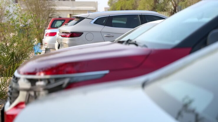 SUV modernos estacionados en un aparcamiento exterior soleado, capturados con una profundidad de campo impactante, ideal para proyectos automotrices, de viajes y urbanos