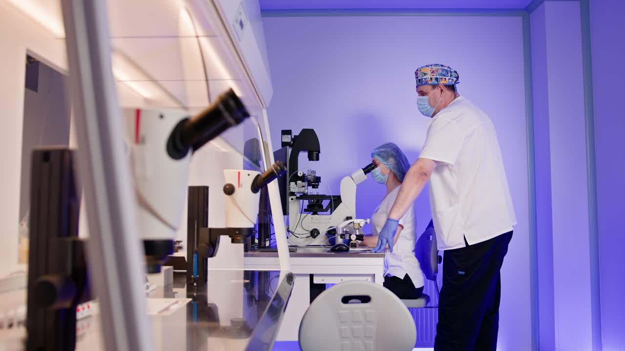 científicos que trabajan con microscopios en un laboratorio