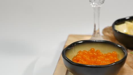 plato de aperitivo gourmet con caviar, queso y brownies