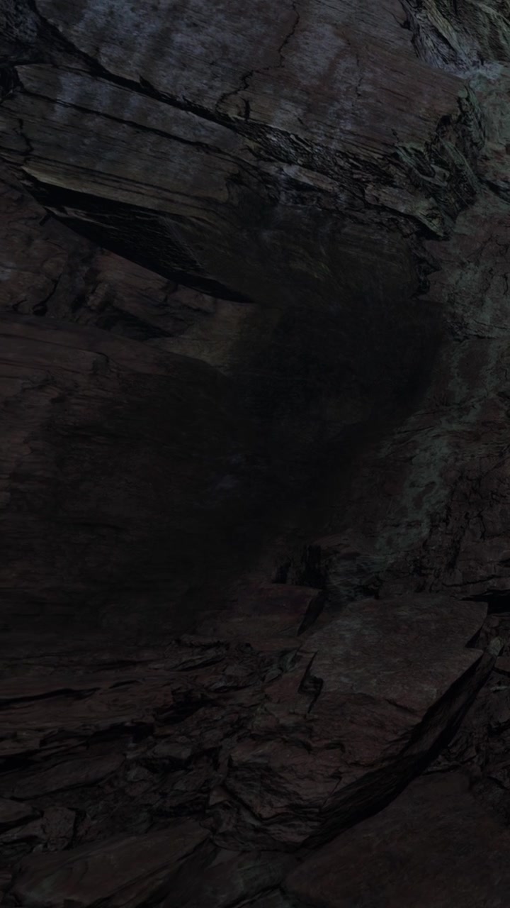 Formazione rocciosa in una grotta con ombre e superfici texturizzate al crepuscolo
