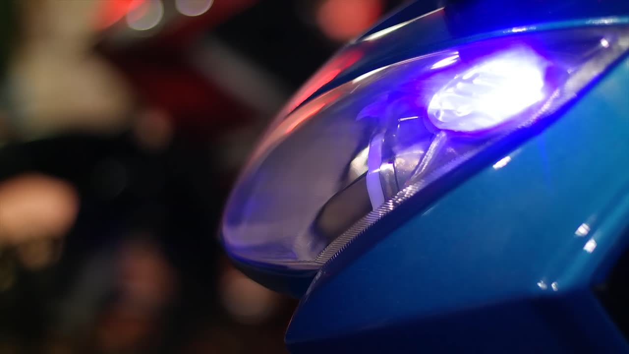 luces de señal de giro de motocicleta en azul con desenfoque de fondo
