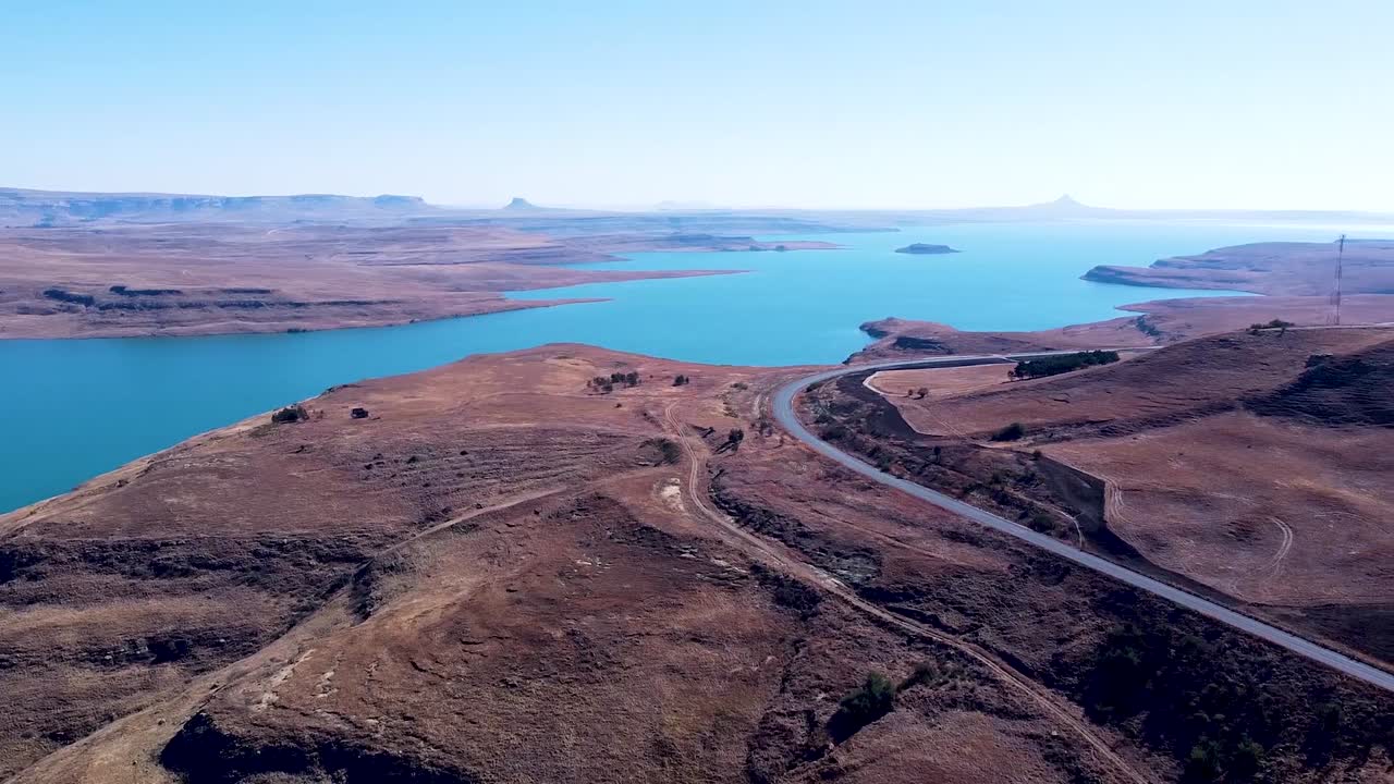 pan de tiro de drones aéreos para revelar las vastas y hermosas aguas azules de la presa driefkloof, el embalse rodeado por un paisaje seco y polvoriento sin vida, estado libre, sudáfrica