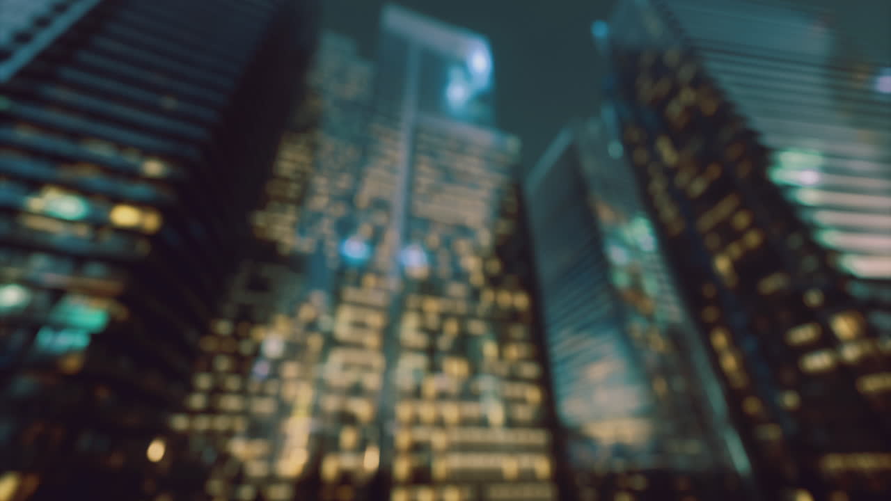 los edificios altos de una ciudad bulliciosa brillan con luces durante la noche