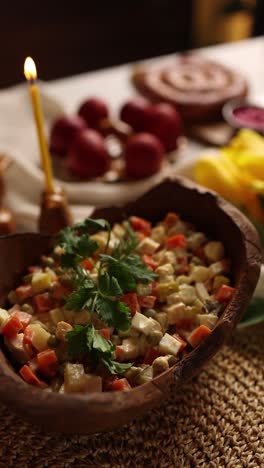 ensalada de pascua olivier en una mesa festiva