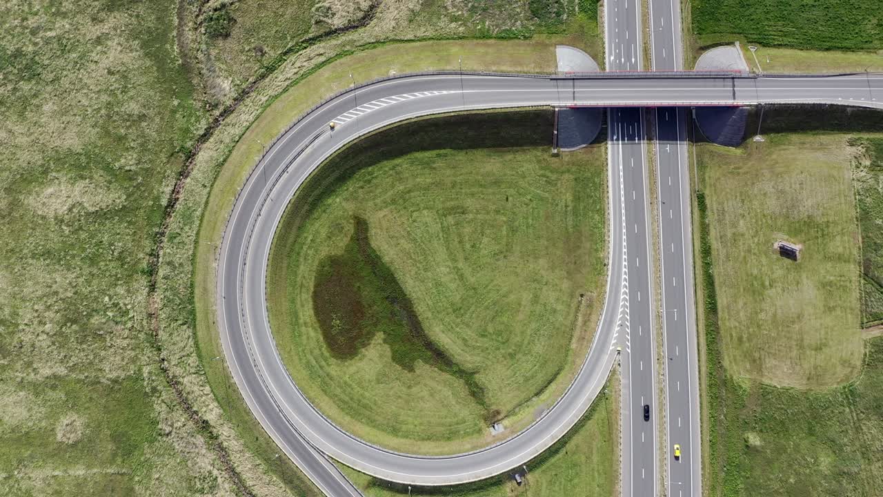 여름에는 고속도로와 지나가는 자동차에서 최고의 전망입니다. 도시 인프라.