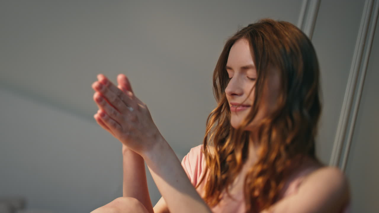 hermosa chica frotando las manos masajeando la piel suave de cerca. mujer relajada en casa