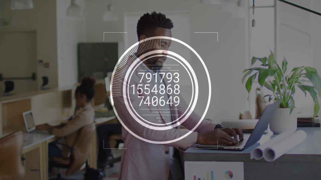 animación del escaneo del alcance sobre un hombre de negocios afroamericano que usa una computadora portátil en la oficina