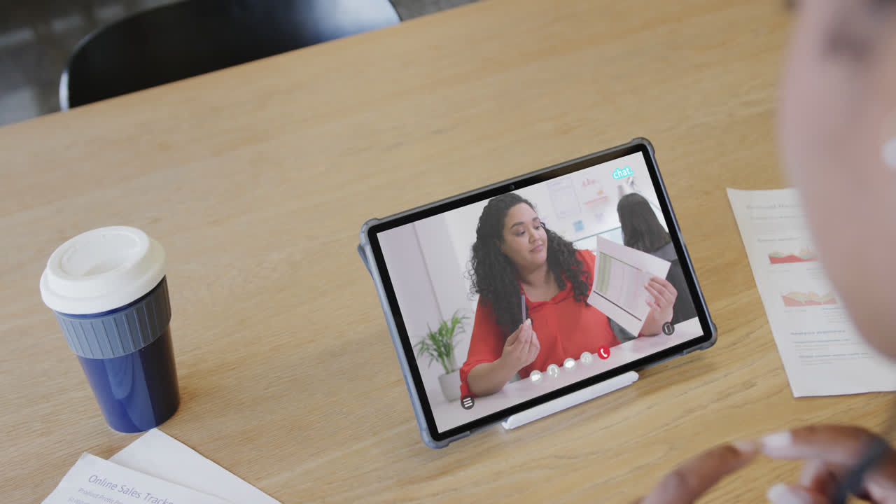 mujer de negocios caucásica en una videollamada con una colega caucásica en la pantalla