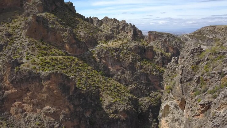 Vista aerea di montagne rocciose nel sud della Spagna in una giornata estiva.