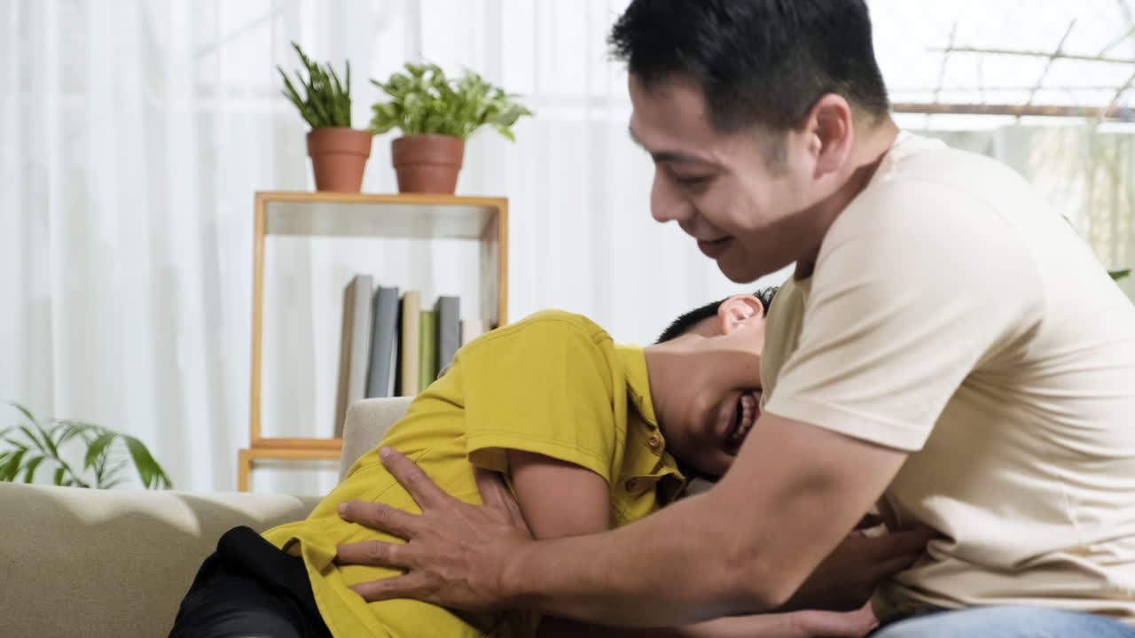 아시아인 남자 와 소년 이 즐거움을 나누고 있다