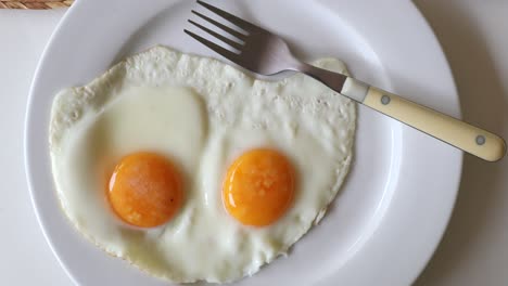 dos huevos fritos en el plato