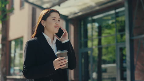 外で電話をかけるビジネスウーマン