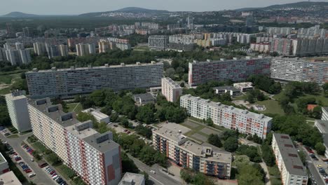 Vista-Aérea-Del-Complejo-De-Condominios-En-Un-Día-Soleado-De-Verano-En-Petrzalka,-Bratislava,-Eslovaquia.