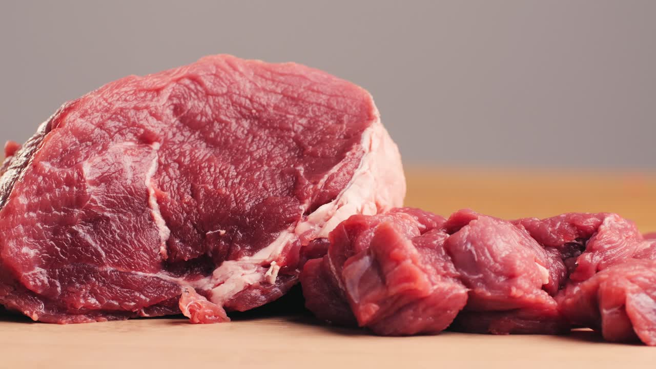 Daging Sapi Mentah dan Daging Sapi Potong Dadu di Talenan Kayu