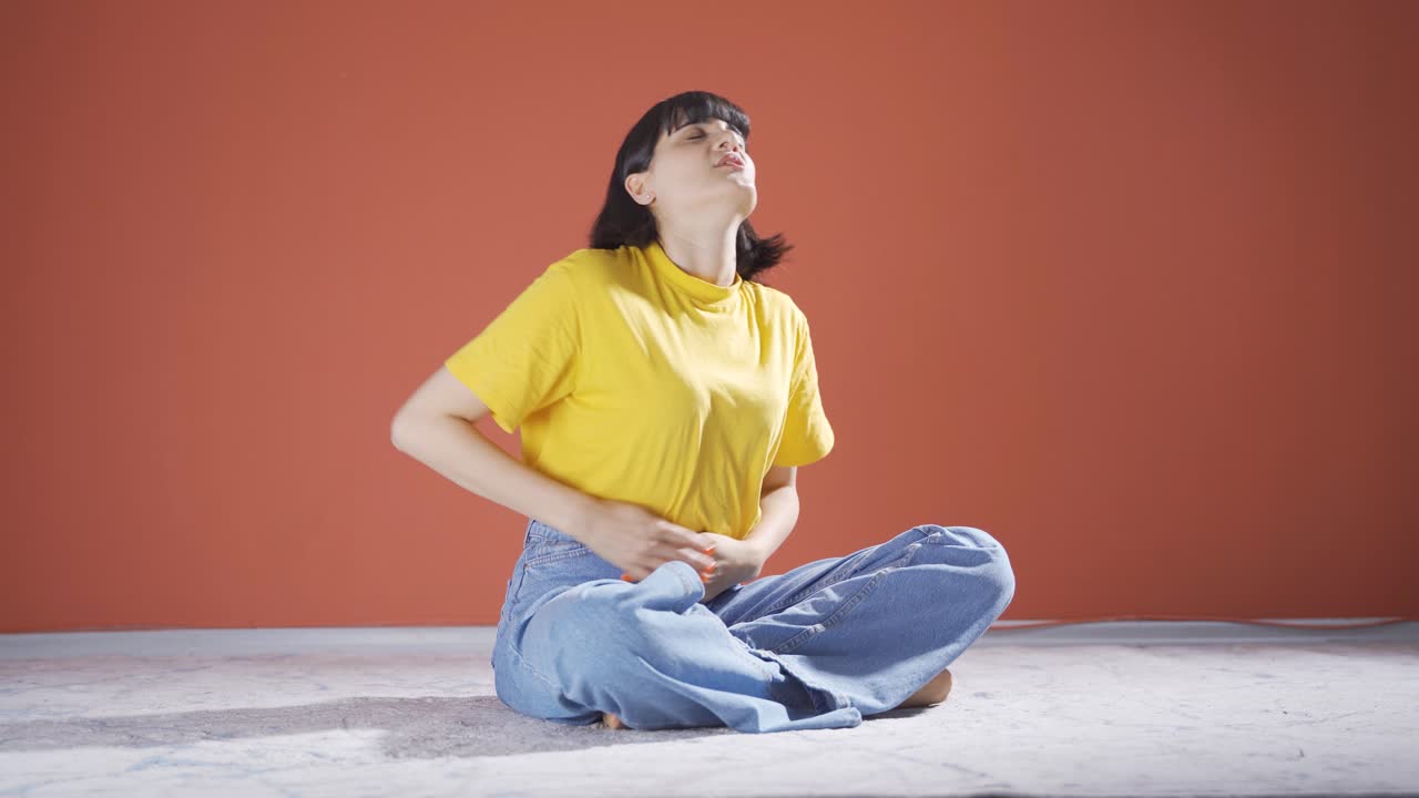 복통이 있는 여자.