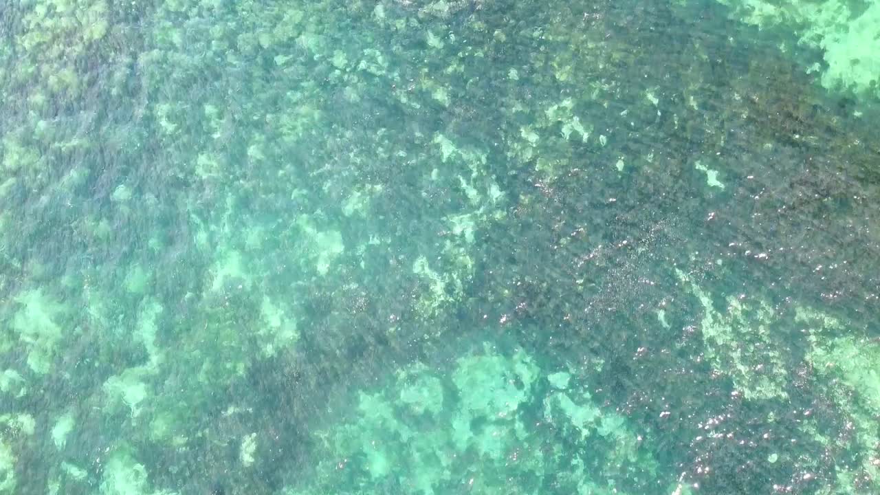 바위 위로 파도가 부서지고 배가 멀리 항해하는 모습을 드러내기 위해 기울어보세요.