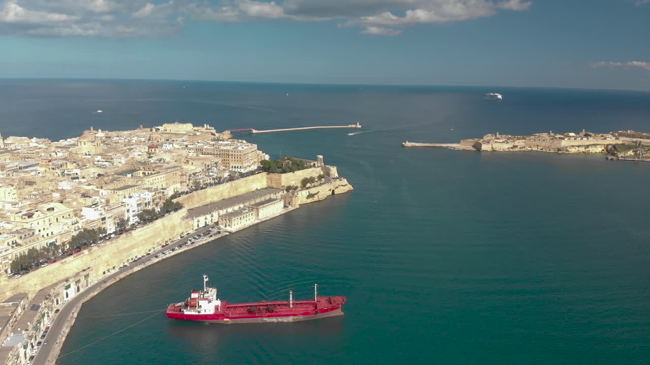 항구와 방파제 위의 공중 촬영