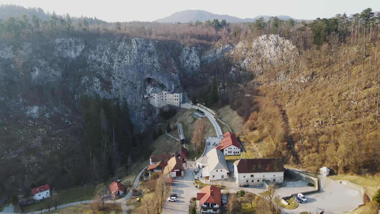 Predjamský hrad stojí zasazený ve skalách, spojující historii s výhledem na slovinskou krajinu.