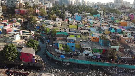 casas y basura en el canal del río en el barrio pobre de dharavi, mumbai, india