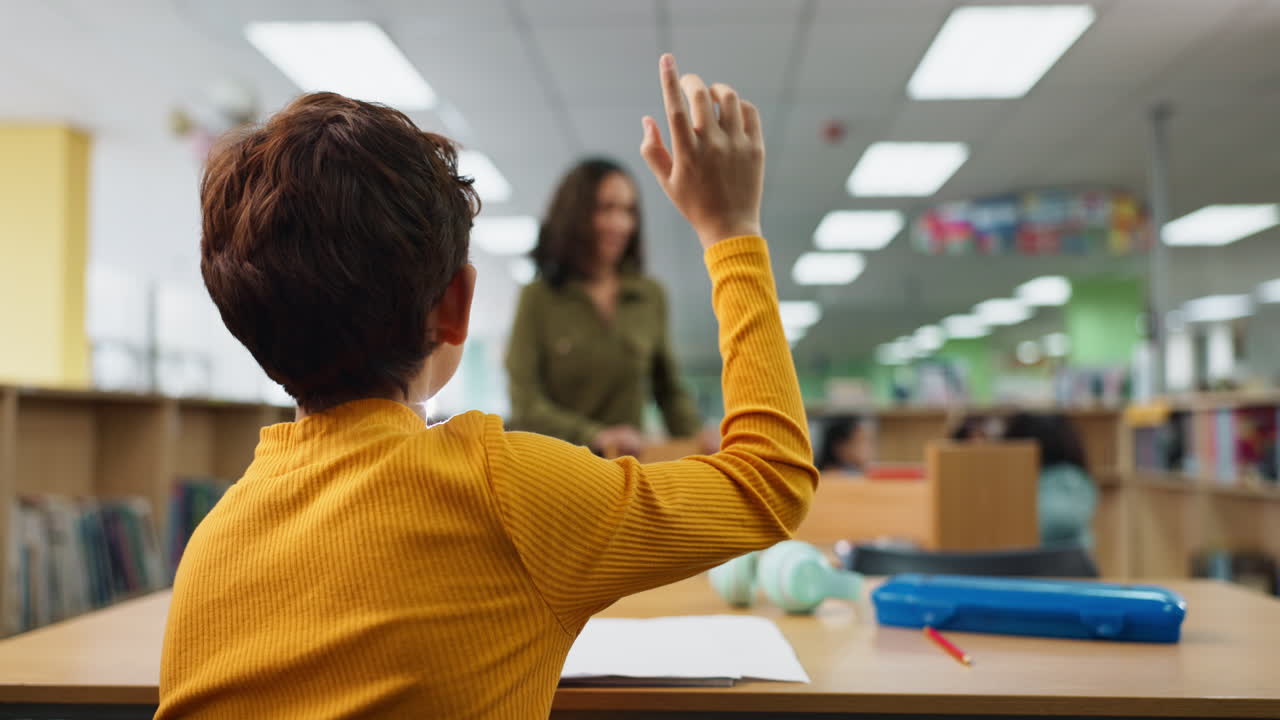 estudiante levantando la mano en el aula